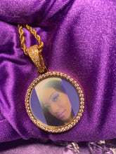 Load image into Gallery viewer, Circle Picture Pendant